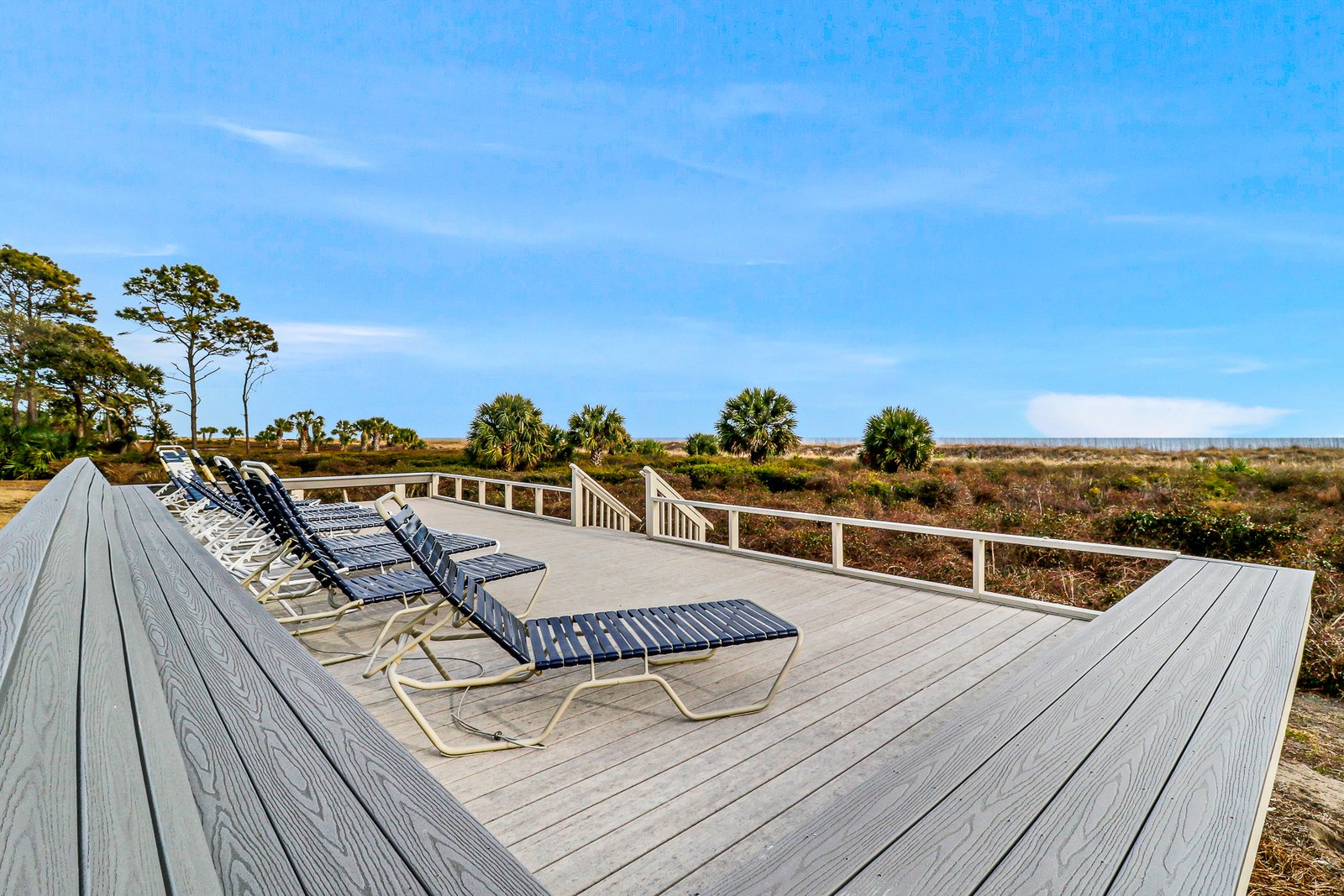 Relax on the Sundeck Facing the Ocean